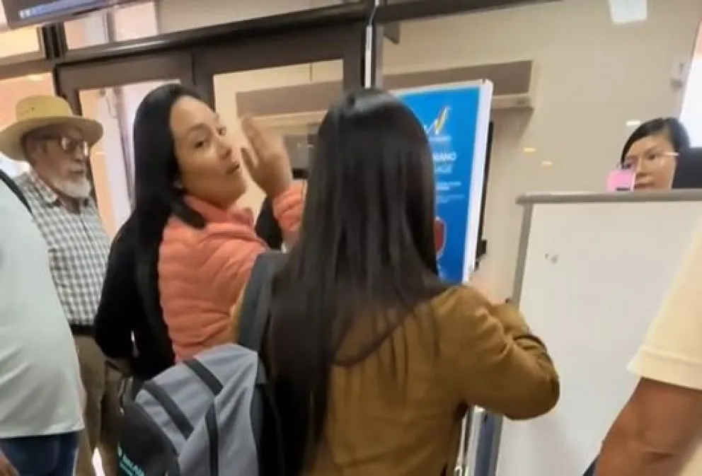 Dos pasajeros reclaman en un counter de Boa en Santa Cruz. Foto: Captura de video