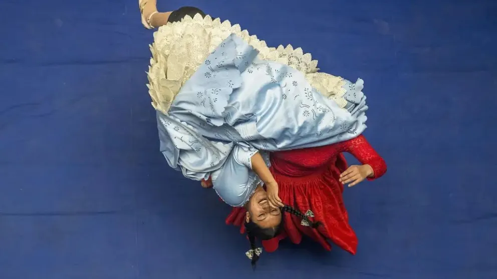 Cholitas en acción. Foto: Efe