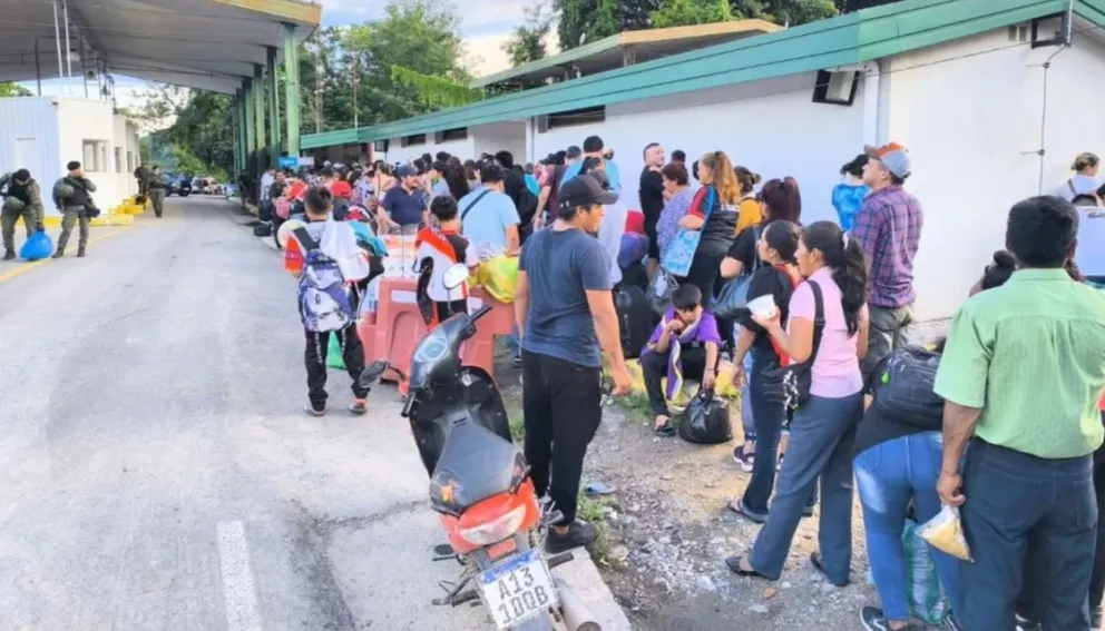 Argentinos hacen filas en el paso de Aguas Blancas, para entrar a Bolivia. Foto: El Tribuno