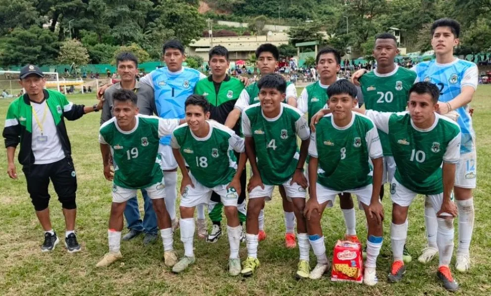 El onceno de Coroico que empató en su primer juego del Interyungueño. Foto: JAP