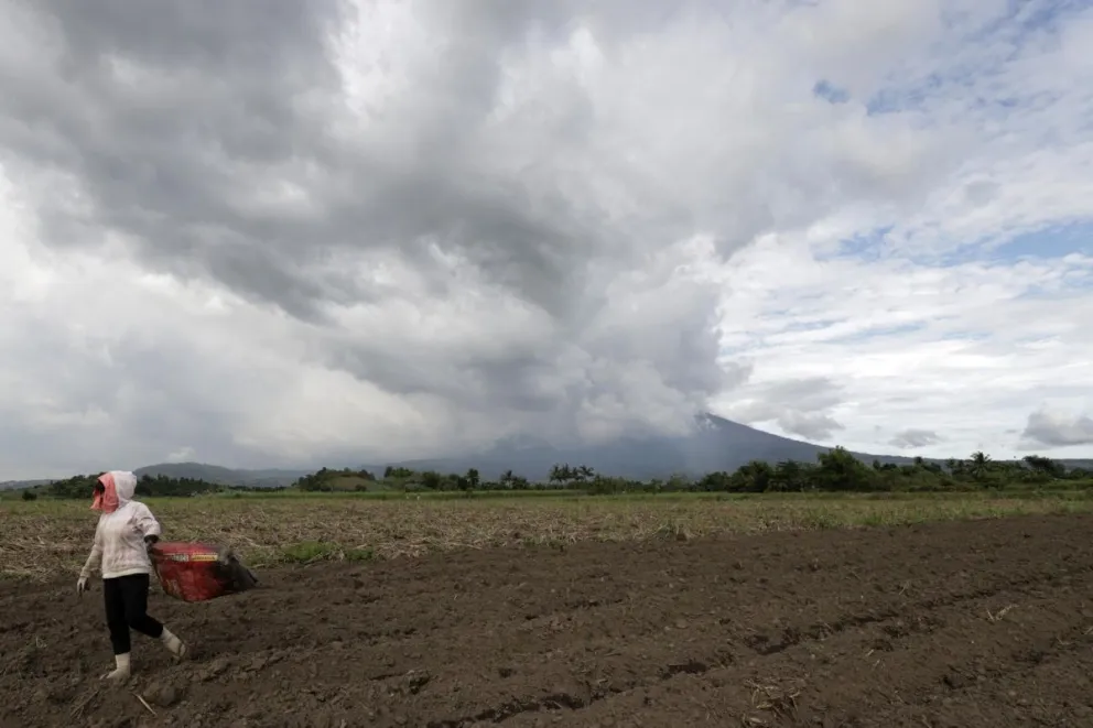 Una fotografía de archivo del volcán Kanlaon en la región central de Filipinas del pasado 10 de diciembre. Foto: EFE