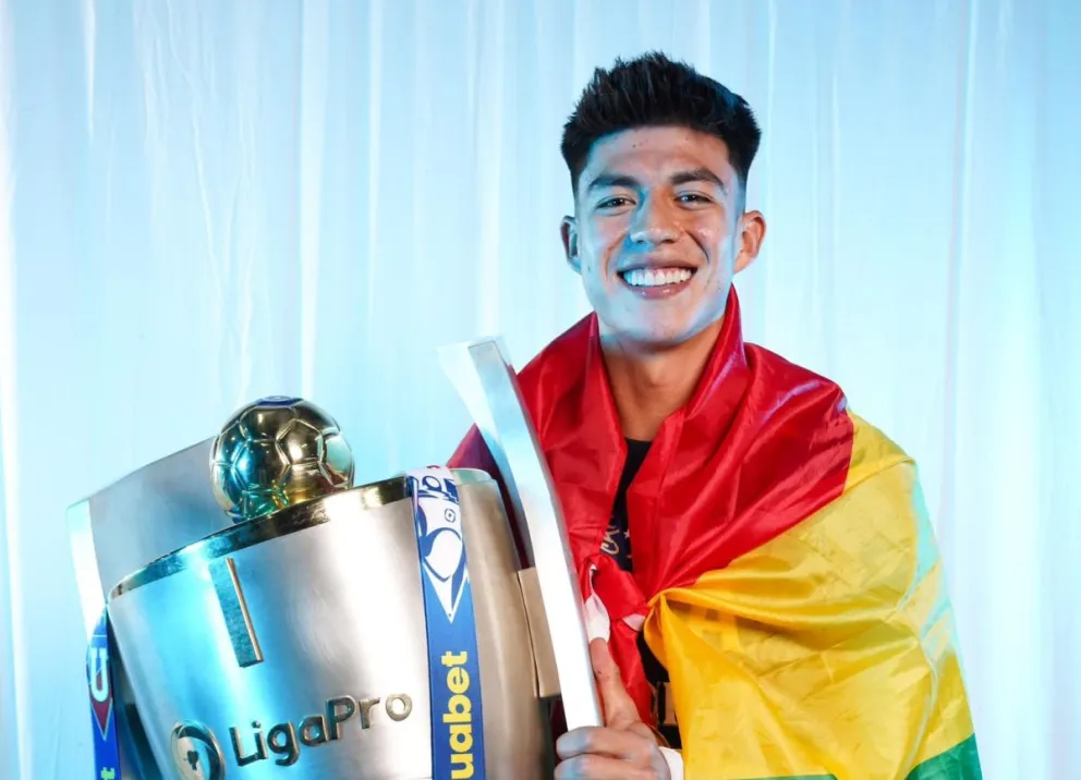 Villamil con la tricolor nacional y el trofeo de campeón en Ecuador. Foto: Liga de Quito.