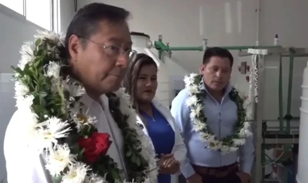 Arce en la entrega de máquinas para hemodiálisis, junto al alcalde de Warnes. Foto: Captura de video