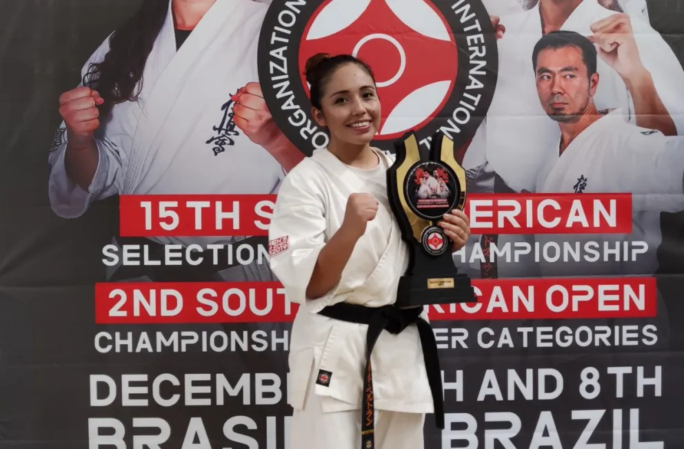 Katherine, con su trofeo de campeona sudamericana. Foto: Katherine Beltrán.