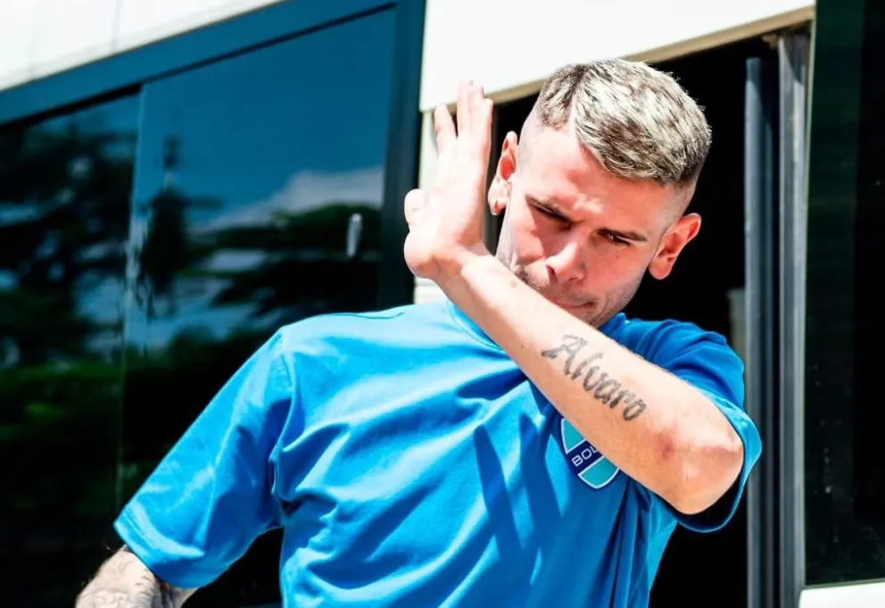 Orihuela saluda a la hinchada académica. Foto: Club Bolívar.