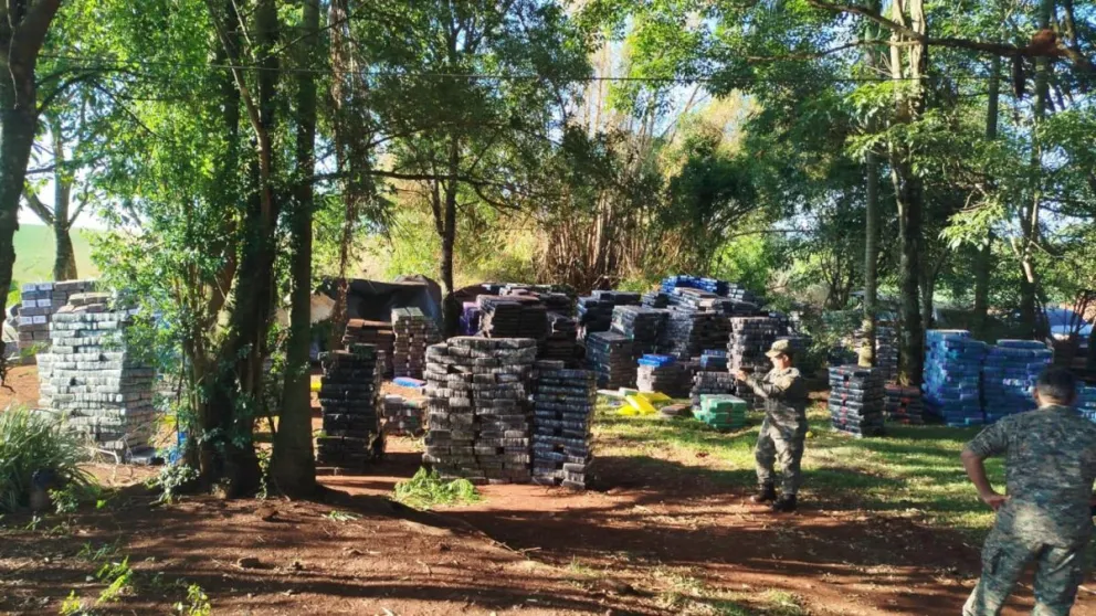 Paquetes de marihuana incautados este lunes, en Canindeyú (Paraguay). Foto: EFE / Secretaría Nacional Antidrogas de Paraguay