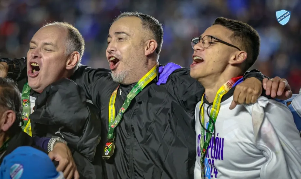 El argentino Flavio Robatto (centro) festeja con la Academia. Foto: Club Bolívar.