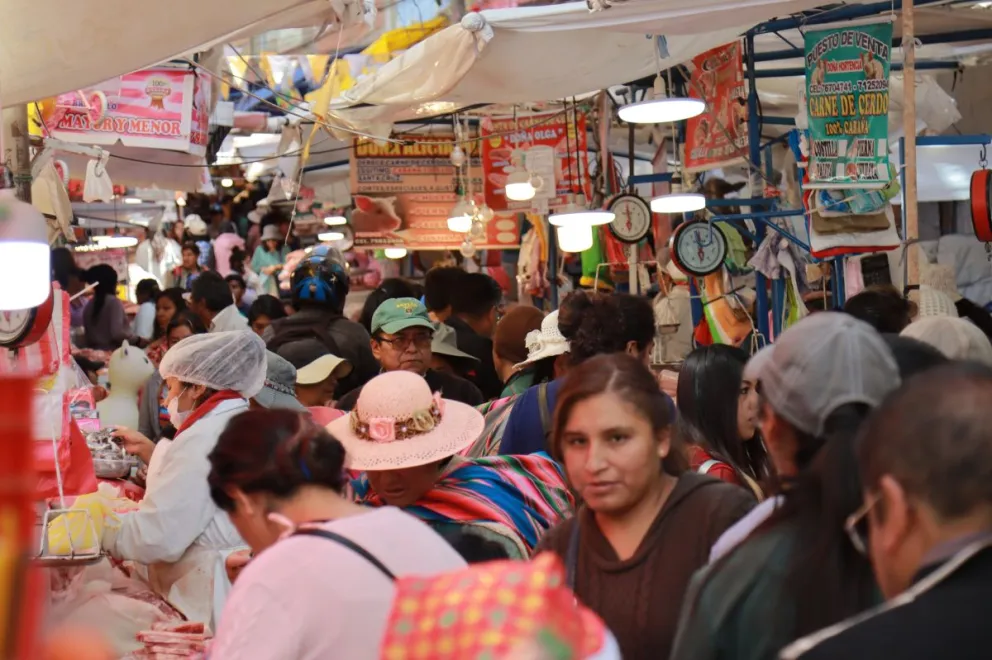 Un mercado de La Paz lleno de clientes que buscan distintos tipos de carne. Fotos: APG