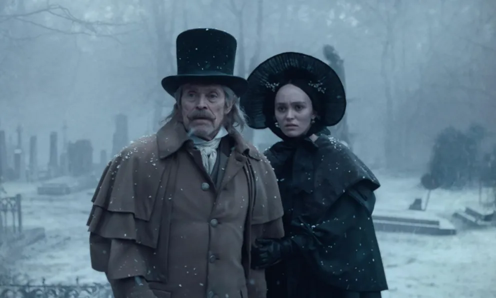 Willem Dafoe (Albin Eberhart von Franz) y Lily-Rose Depp (Ellen Hutter), durante una escena de la película "Nosferatu". Foto: EFE / Focus Features