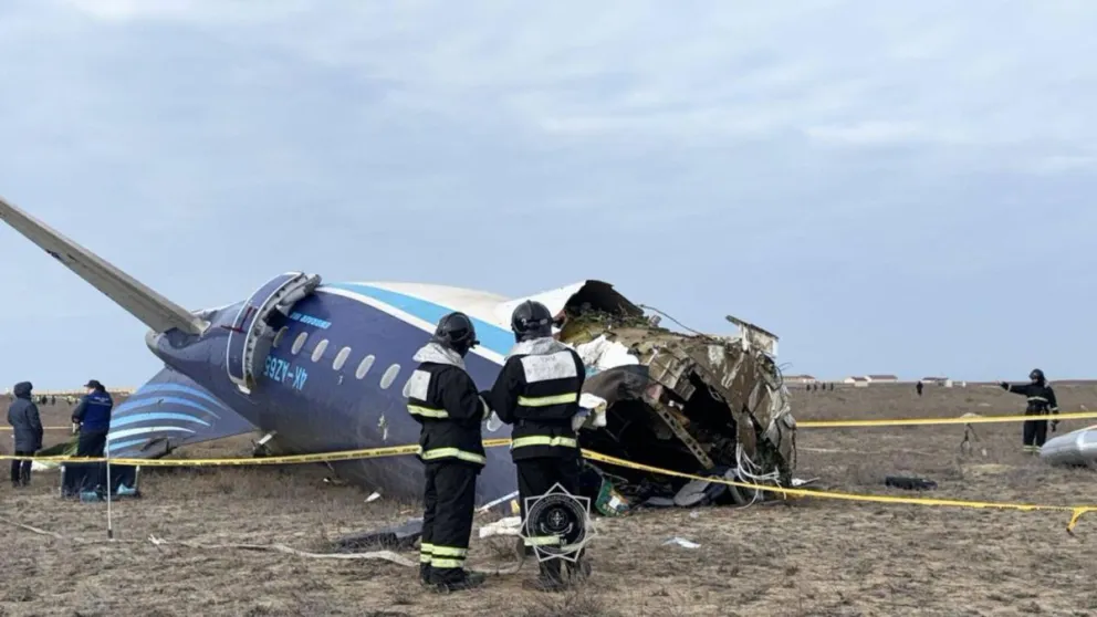 Miembros de los servicios de emergencias examinan los restos del avión de las líneas áereas de Azerbaiyán (AZAL) que se estrelló en el oeste de Kazajistán. Foto: EFE