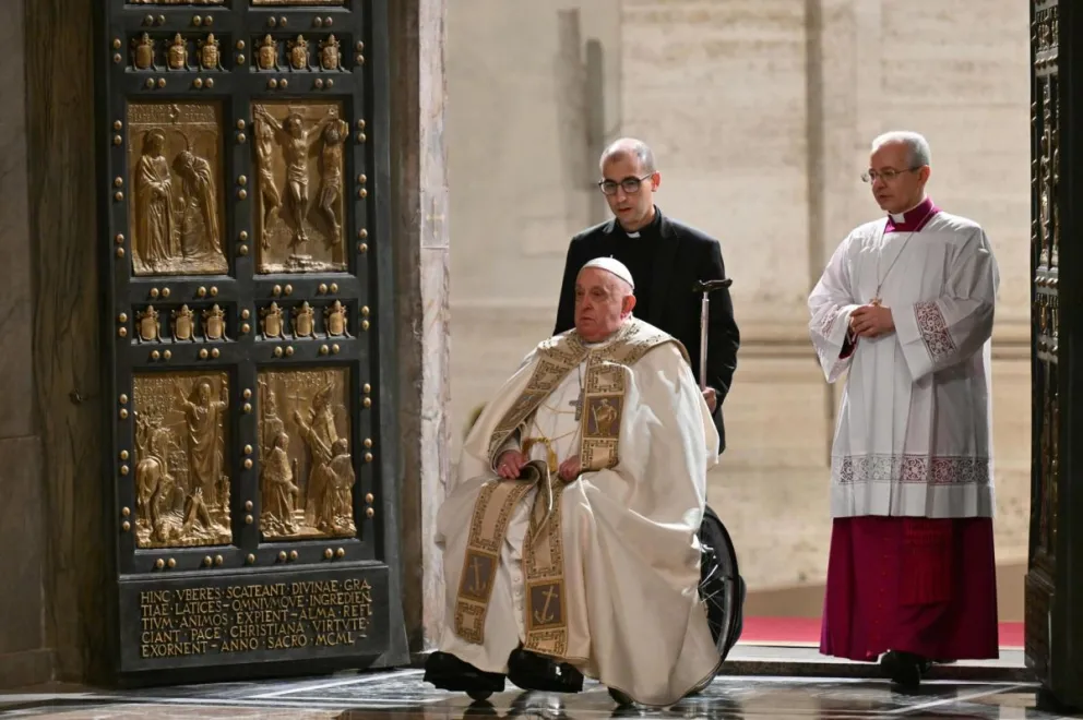 Imagen del papa Francisco en la Puerta Santa de la Basílica de San Pedro en el Vaticano. Foto: EFE
