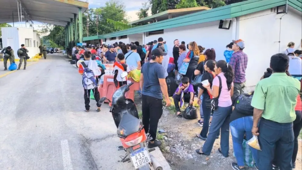 Ciudadanos argentinos hacen fila para cruzar la frontera hasta Bermejo para realizar compras. Foto: El TRibuno.