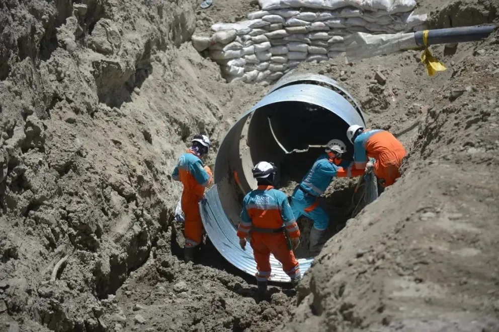 Trabajadores municipales instalan las chapas ármicas. Foto: AMUN
