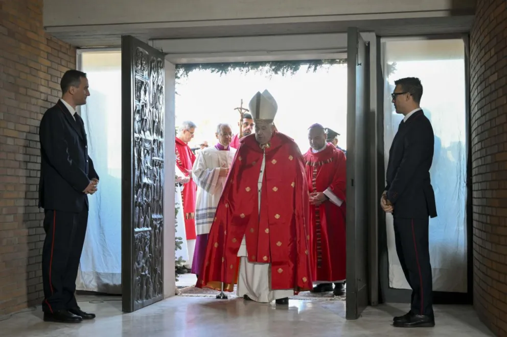 El papa Francisco abrió este jueves una Puerta Santa, con motivo del Jubileo que se celebra cada 25 años. Foto: EFE