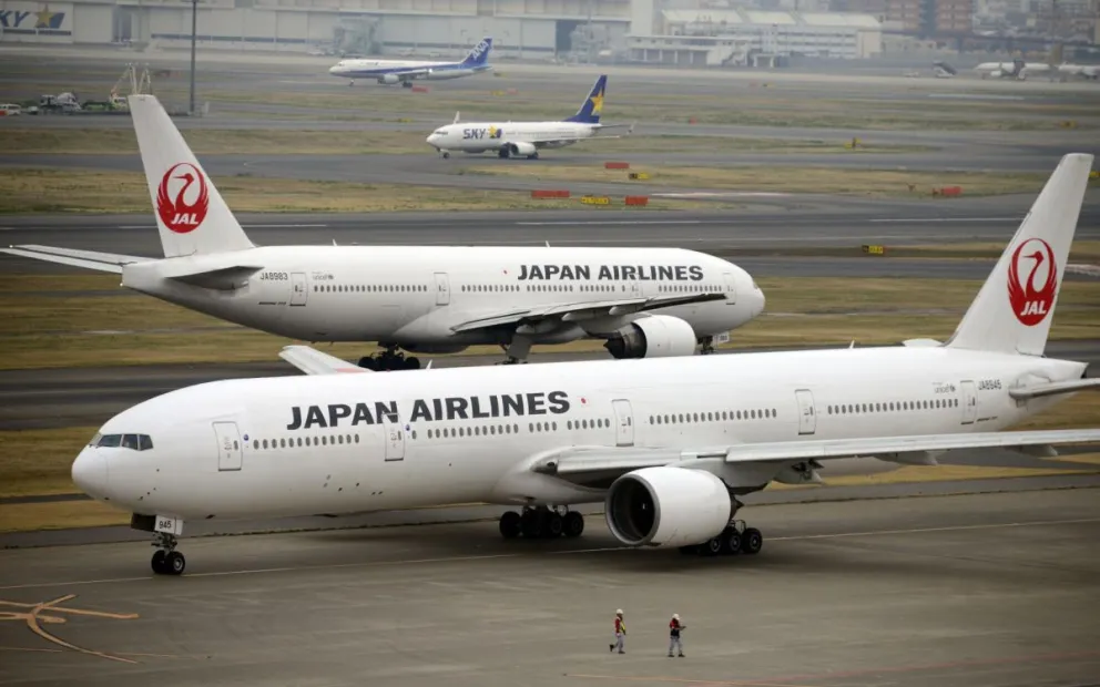 Aviones de Japan Airlines que se desplazan por una pista del aeropuerto de Haneda en Tokio. Foto: EFE