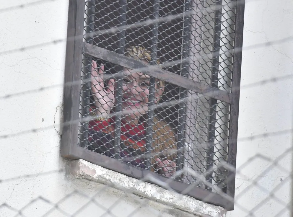  Añez saluda desde la celda en la que guarda detención en La Paz. Foto: APG