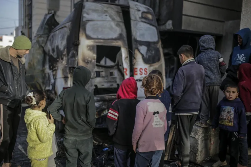 Palestinos miran el vehículo en el que cinco periodistas del canal de televisión Al Quds (vinculado a Hamás) han muerto después de que Israel lo bombardeara. Foto: EFE 