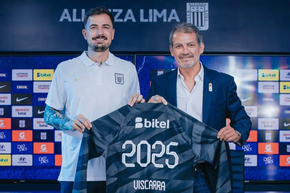 Guillermo Viscarra junto a Franco Navarro, director deportivo de Alianza, el día de su presentación como refuerzo. Foto: club Alianza Lima