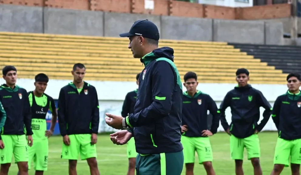 El técnico Jorge Perrota con jugadores de la Selección Sub-20 en una concentración anterior en La Paz. Foto: FBF