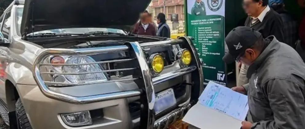 Un vehículo es inspeccionado por personal de la Policía. Foto: ABI