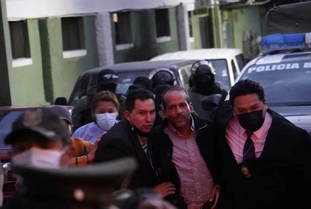 Luis Fernando Camacho en dependencias de la fuerza anticrimen, en La Paz, tras su aprehensión en Santa Cruz, en 2022. Foto: El Potosí.