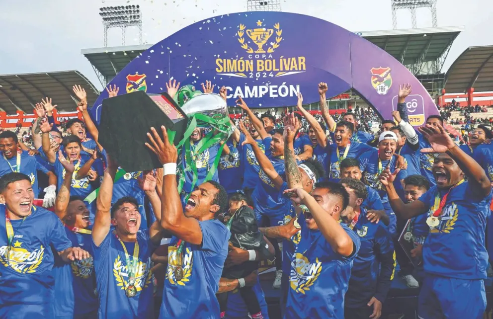 El festejo de los jugadores de ABB en el estadio de Villa Ingenio, luego de conseguir la conquista de la Copa Simón Bolívar y el ascenso para la temporada 2025. Foto: APG