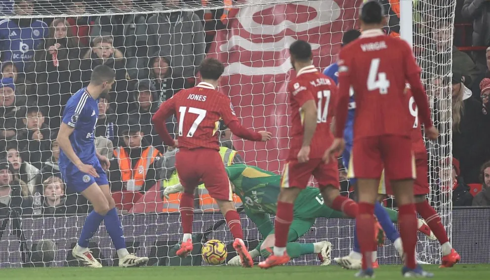 Jones (17), jugador del Liverpool, anota el transitorio empate. Foto: EFE