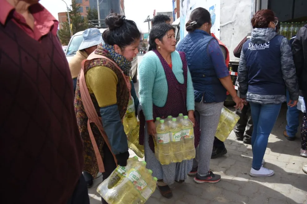 Personas hacen fila por aceite en una imagen del pasado 14 de diciembre. Foto: APG