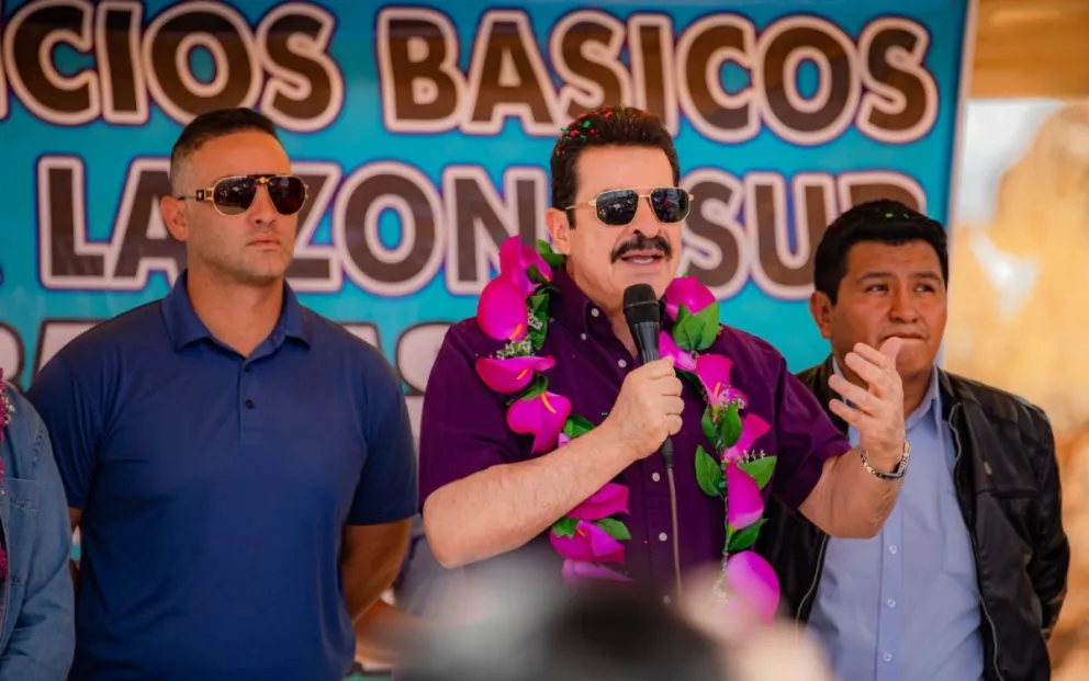 Reyes Villa, durante una visita al distrito 9 de Cochabamba, para entregar un tanque de agua. Foto: RRSS del alcalde 