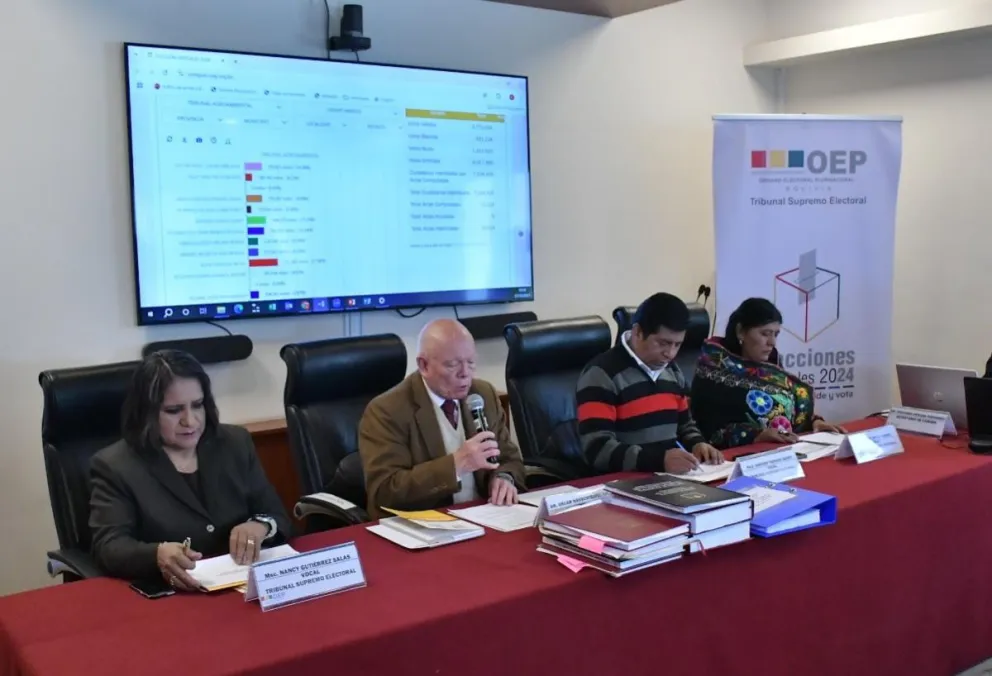 El presidente del TSE y tres vocales en la entrega del cómputo final de las judiciales. Foto: APG