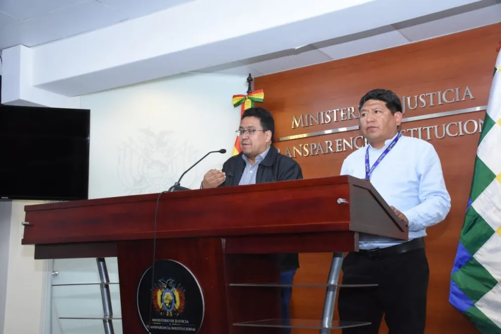 El ministro de Justicia, César Siles, y el director del Sepdavi, Luis Fernando Atanacio, en la conferencia de hoy. Foto: APG