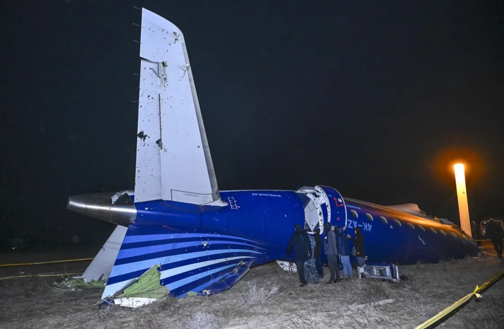 Restos del avión de pasajeros Embraer ERJ-190AR en el lugar del accidente cerca de Aktau. Foto: EFE