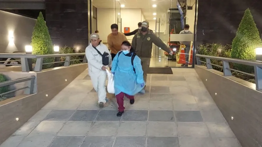 Personal especializado retira el cuerpo de la mujer. Foto: Fiscalía Departamental de La Paz