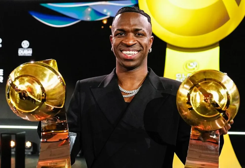 El brasileño Vinicius Junior recibe el galardón. Foto: Hontu Diario