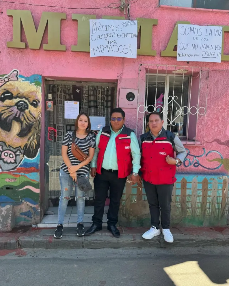 La diputada Luciana Campero con el director de Ingresos y  Zoonosis, tras la clausura de una sucursal de Mimados. Foto: Facebook Luciana Campero