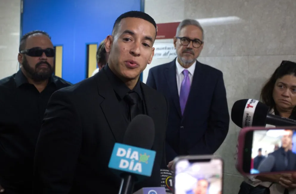 Foto de archivo del pasado 20 de diciembre del reguetonero puertorriqueño Daddy Yankee, mientras habla con medios de comunicación a su salida de una audiencia en San Juan (Puerto Rico). Foto: EFE