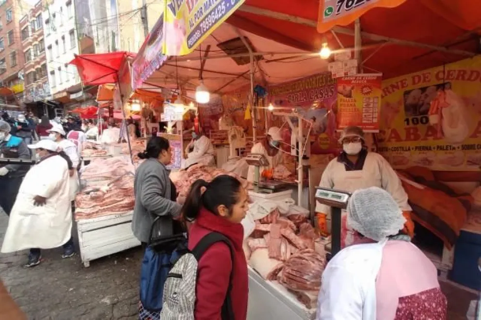 Venta de carne de cerdo en la calle Incachaca, en La Paz. Foto: Óxigeno