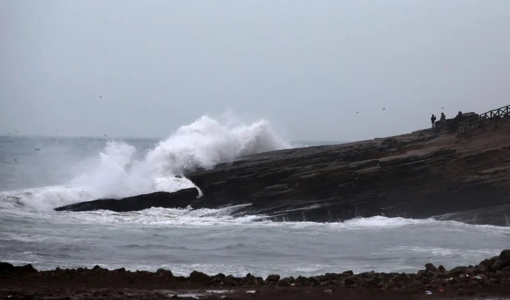 Fotografía de archivo de oleaje en las playas de la Costa Verde, en Perú. Foto: EFE