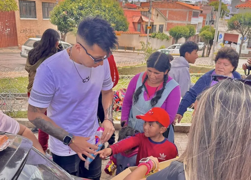 El capitalino entregó regalos el 25 de diciembre a niños en Sucre. Foto: Conrrado Moscoso.
