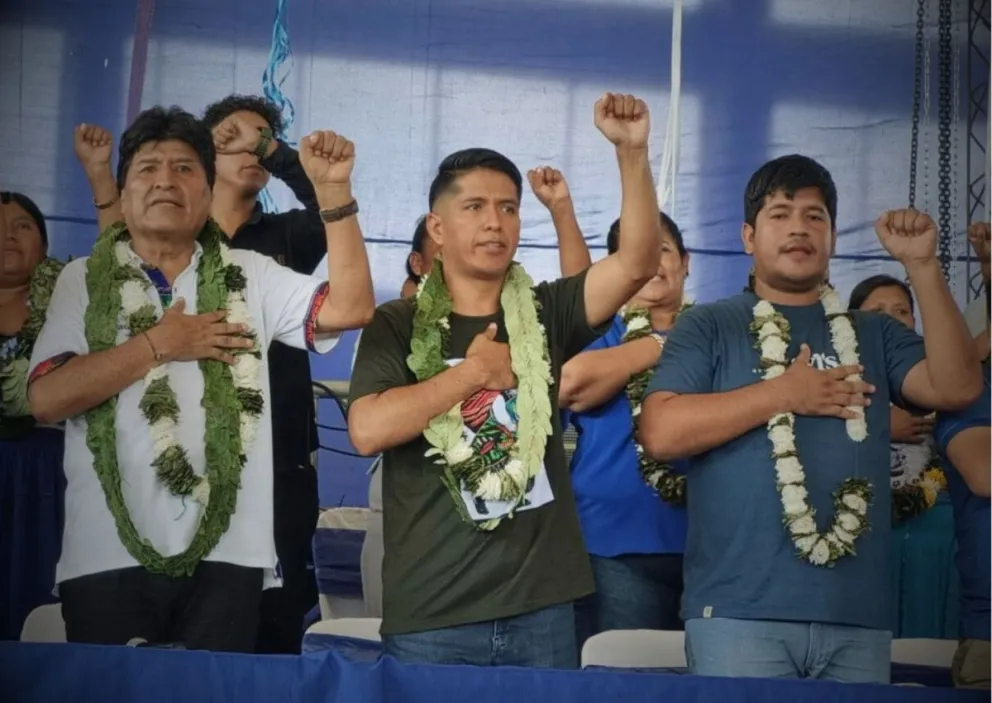 Andrónico Rodríguez junto a Evo Morales y otros dirigentes, este sábado. Foto: RKC 