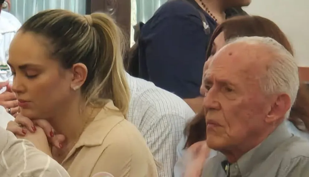 La esposa de Camacho y su padre, en la misa celebrada este sábado en Santa Cruz. Foto: Captura de video