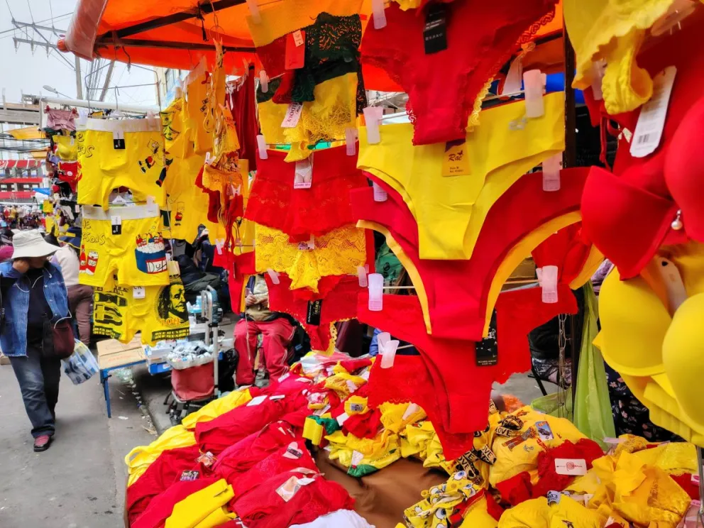 Los puestos de venta tiene una gran variedad de ofertas.   Foto: Leny Chuquimia / Visión 360