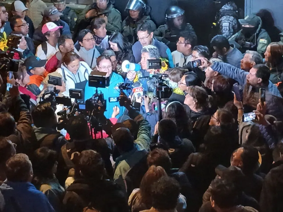 El subalcalde de Cotahuma, en contacto con la prensa, tras quedar en libertad, este sábado. 