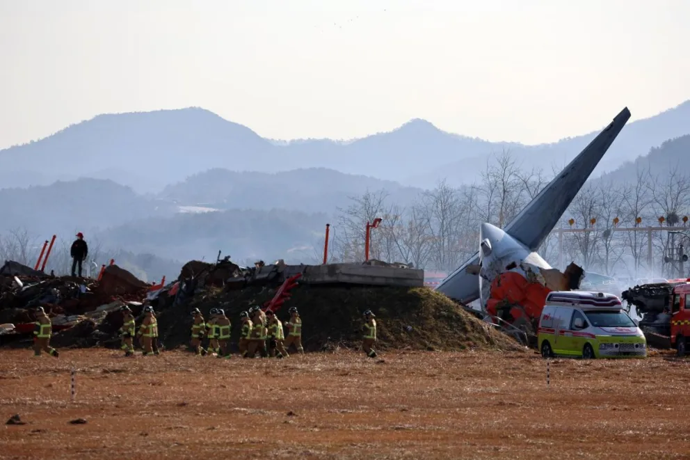 Los bomberos realizan operaciones de rescate en el Aeropuerto Internacional de Muan en Muan, a 288 kilómetros al suroeste de Seúl, Corea del Sur. Foto: EFE
