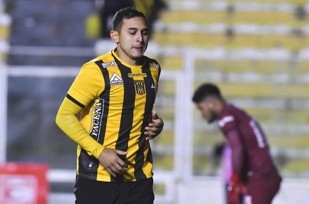 Bruno Miranda con la camiseta de The Strongest en un partido en el Hernando Siles. Foto: APG