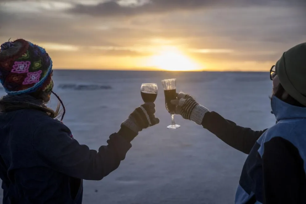 Fotografía del 22 de diciembre de 2024 de turistas celebrando en el salar de Uyuni (Bolivia). Foto: EFE