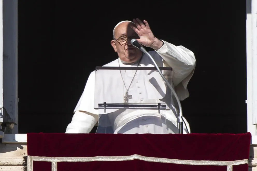 El papa Francisco dirige la oración del Ángelus desde la ventana de su oficina con vista a la Plaza de San Pedro, este domingo. Foto: EFE