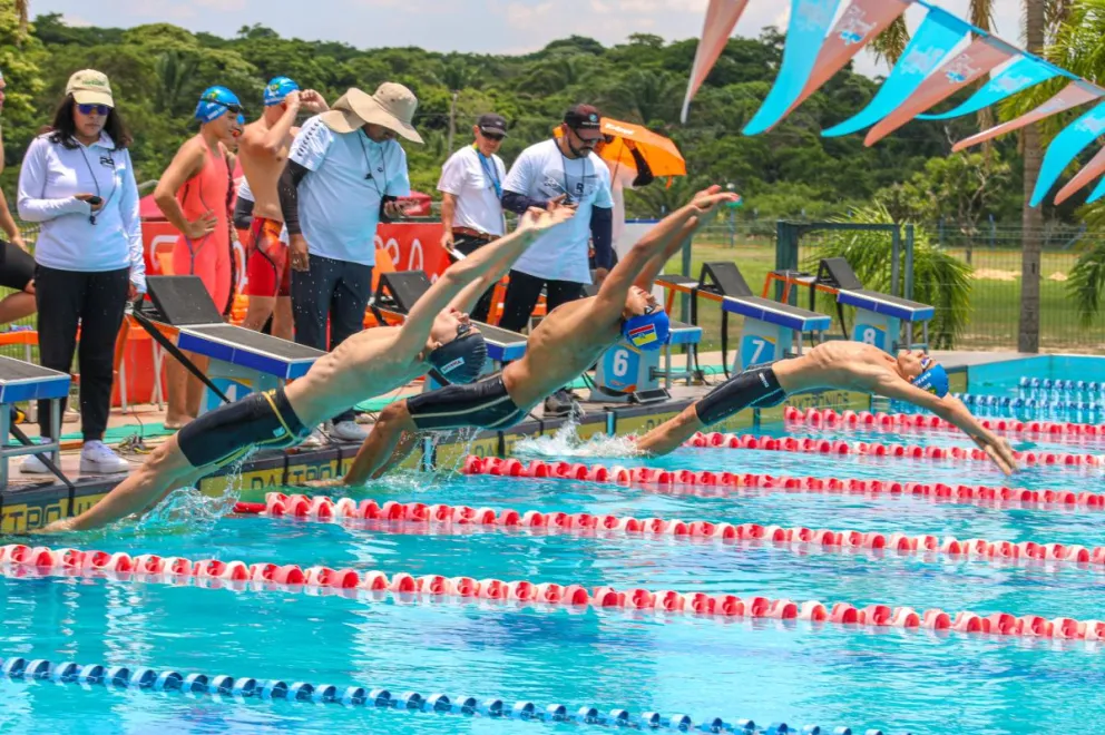 Un grupo de nadadores en una pasada competencia. Foto: FEBODA.