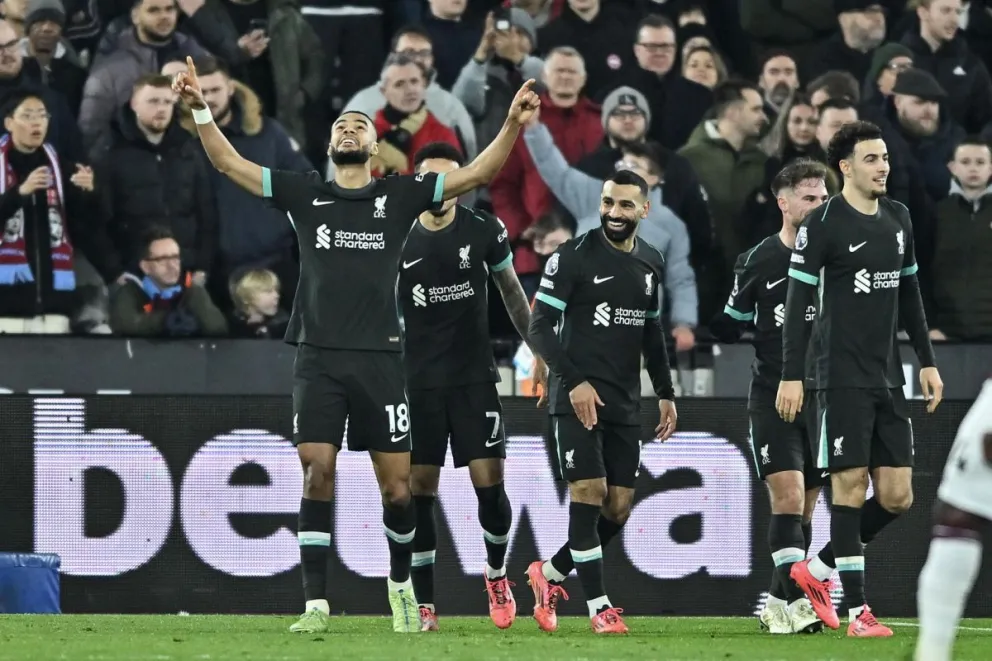 Jugadores del Liverpool celebran uno de sus goles. Foto: EFE.