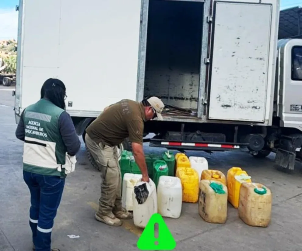 Uno de los vehículos que realizaba el acopio ilegal en Cochabamba.   Foto: ANH 